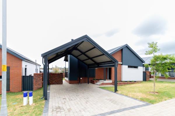 A beautifully designed single-storey home nestled in the charming suburb of North Riding AH, Johannesburg. This 3-bedroom, 2-bathroom ...