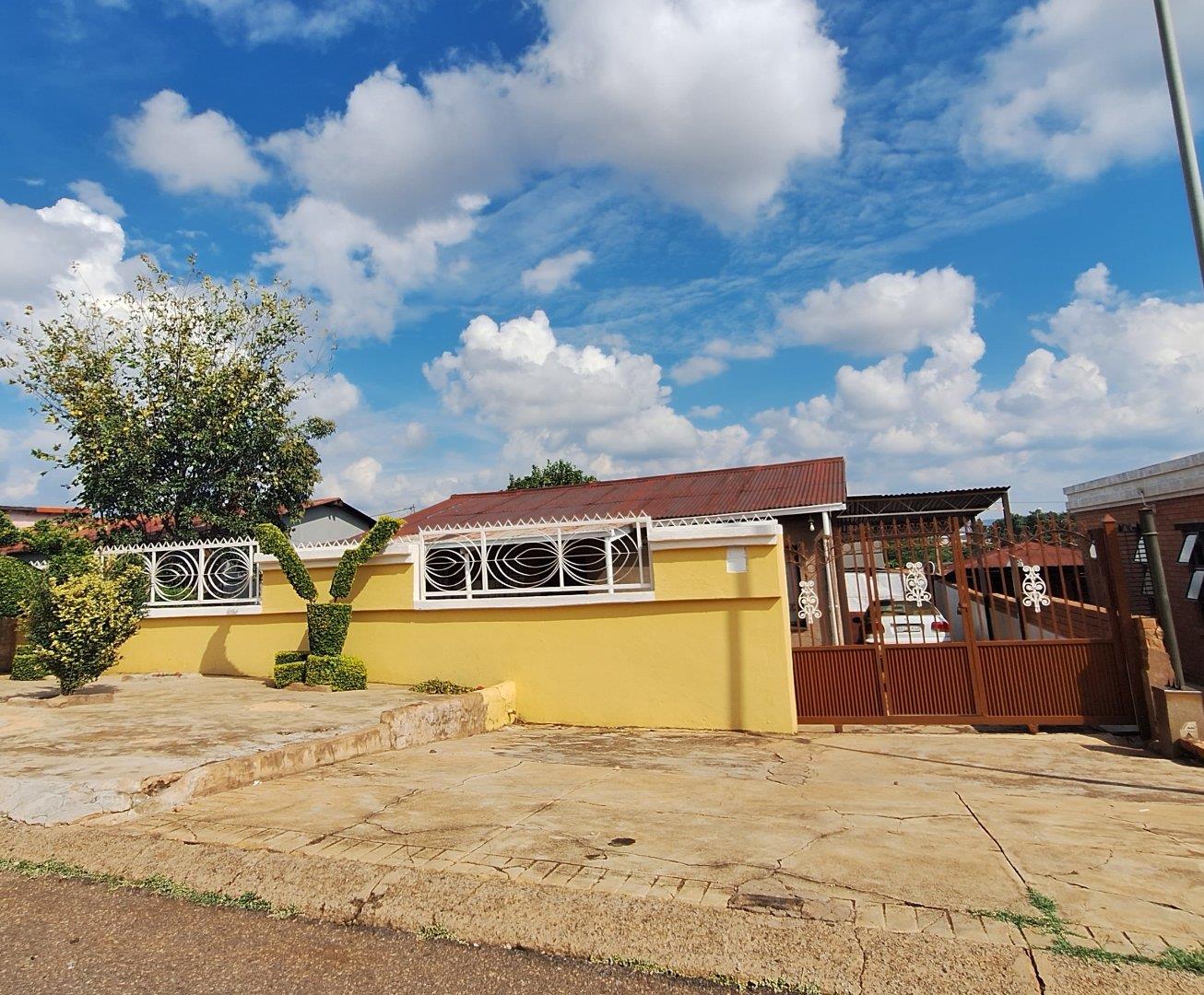 2 Bedroom House for sale in Mamelodi East - P24-114421102