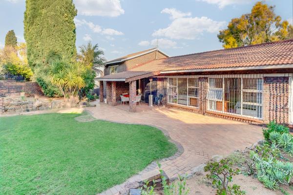 Offers from R2, 099 000. An amazing combination of comfort and luxury This split-level family home welcomes you with an inviting ...