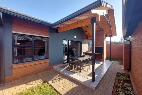 Deposit = R 17 000 
Available 06/02/2025
This cosy modern simplex in a complex in Olympus boasts 3 bedrooms with the main en-suite/ ...