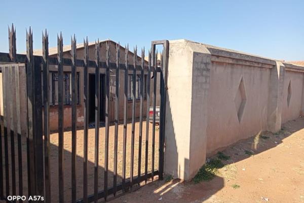 A  3 Bedroom House In Mofolo North
This property is situated in Mofolo North in Soweto. Minor renovations has been implemented in this ...