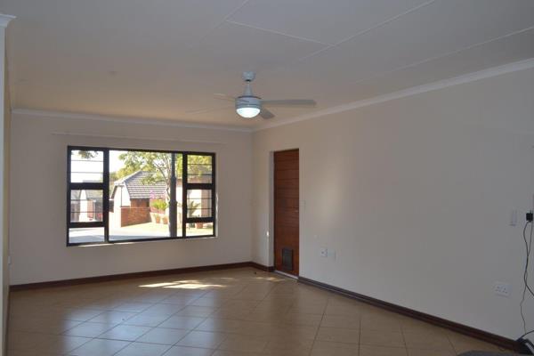 2 Bedroom house with Patio, private garden and carport in Bronberg Retirement Estate:
* Offering:
Open-plan lounge/dining room and ...