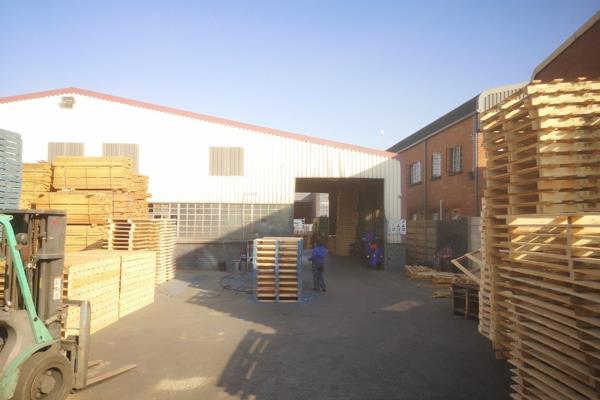 This 1500sqm Warehouse/Factory on a 5280sqm Industrial property in Wadeville is ...