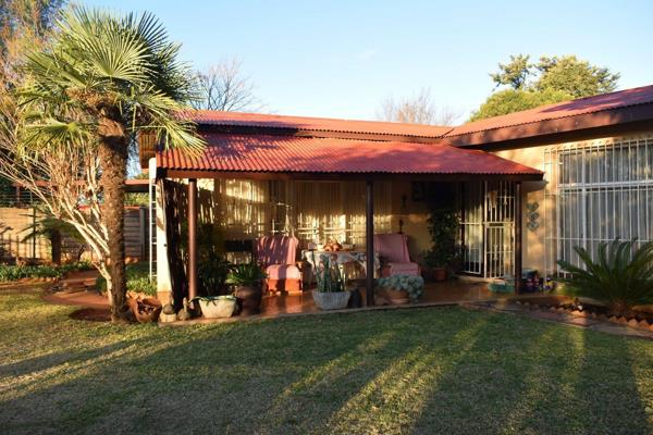 This well maintained spacious 4 bedroom family offers you exactly what you will need as a family. Situated in Rensburg this family home ...