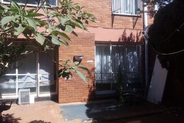 Homely 3 bedroom duplex, upstairs and downstairs. this lovely apartment has 3 spacious ...