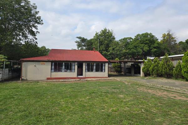 This property is situated on 3035m&#178; of land.  It starts from Convent Road and ends at the back of Stevenson Road. 
Possibilities ...