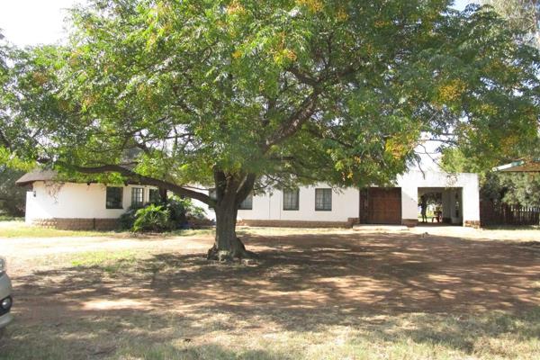 Beautiful 4 bedroom thatched roof property ( with chicken facilities that can accommodate plus minus 5 500 chicks/chickens), and store ...