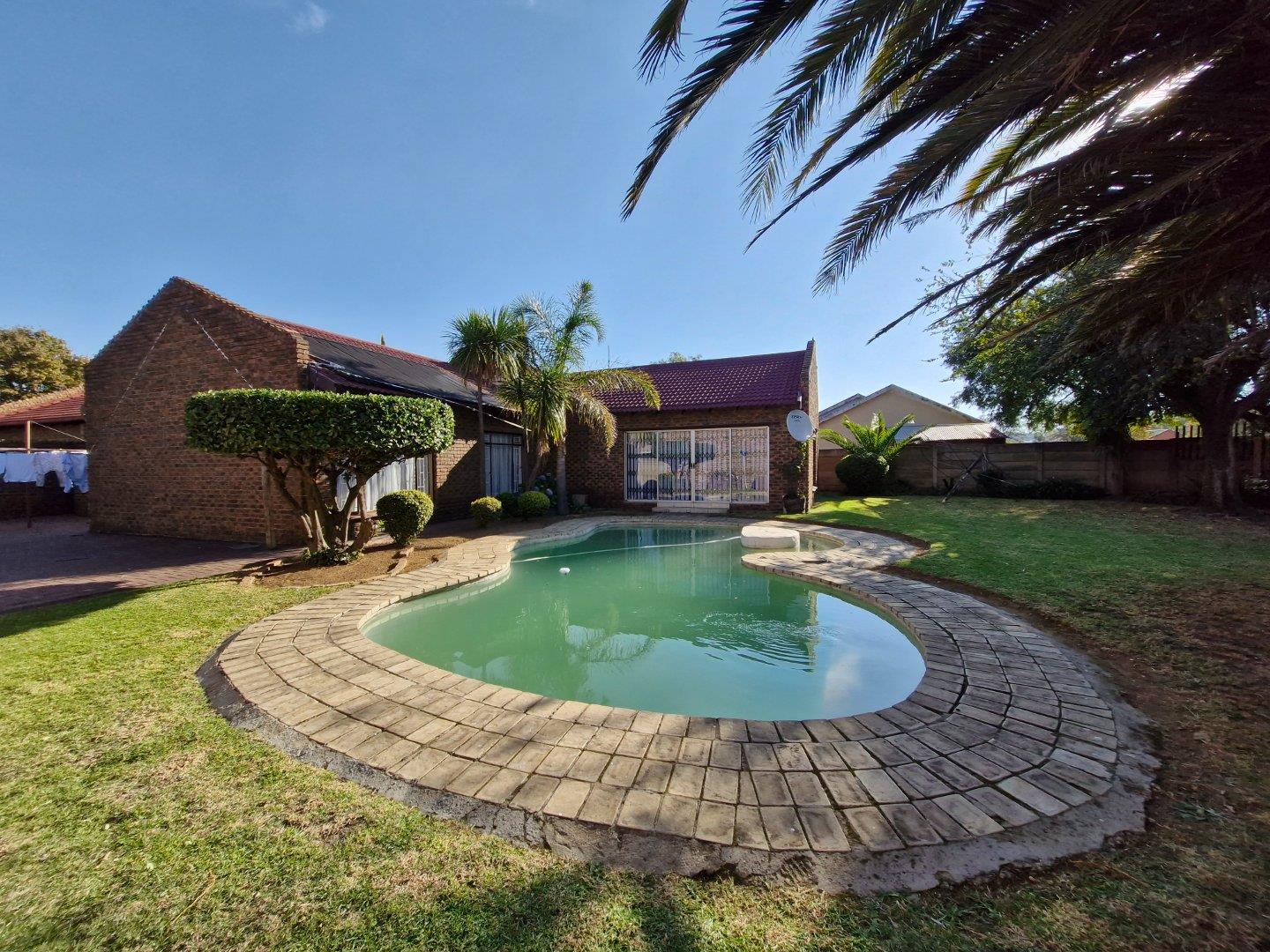 3 Bedroom House for sale in Falcon Ridge P24114427355