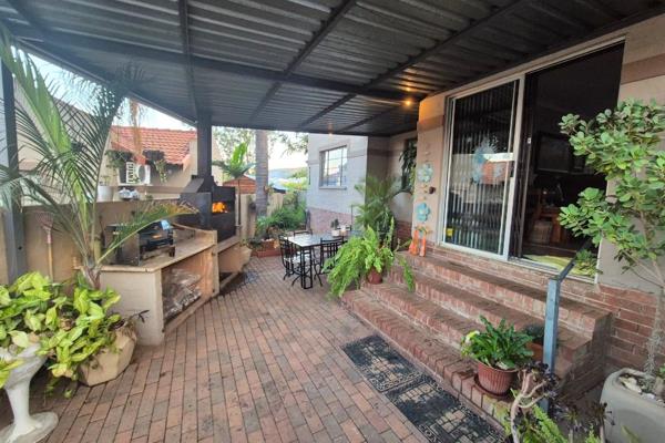 Neat townhouse complex, close to Waterfall Mall.
Spacious open plan living and dining area.
Patio with build-in braai, double garage ...