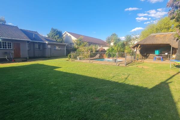 Gorgeous 3Bedroom House with Lapa, and swimming pool in the heart of Greenhills ...