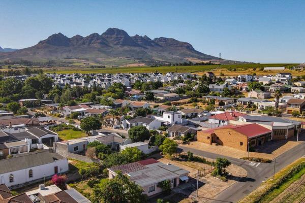 Nestled in the heart of the picturesque Jamestown region in Stellenbosch, this prime plot offers a unique opportunity to build your ...