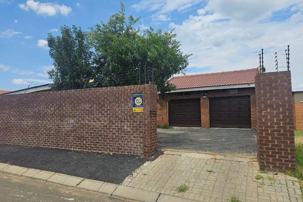 Well located 3 bedroom family home with good security for sale in Tsakane 

This  lovely family home, it offers three bedrooms with ...