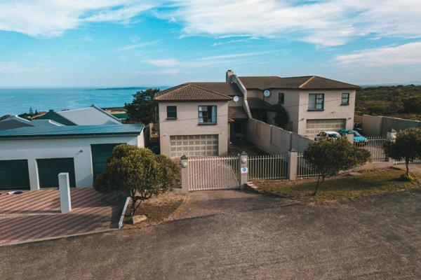 This stunning double storey duet is designed to offer luxurious living with sea views and superb entertainment spaces. Nestled in a ...