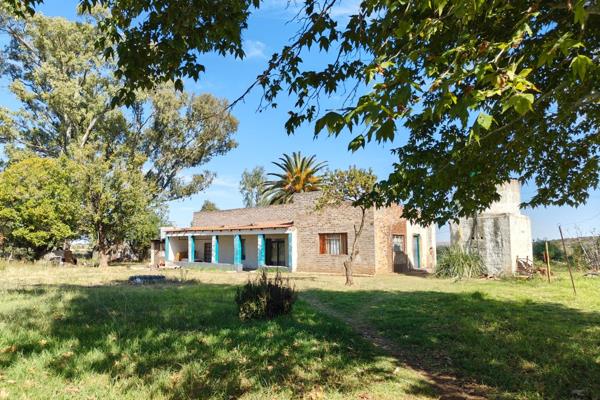 20 Hectare multi purpose farm close to Potchefstroom. 
This interesting small farm have all it takes to keep a farmer busy. From ...