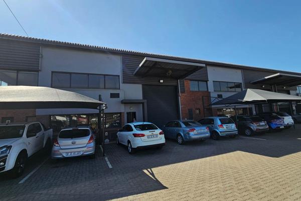 Located in a 24hr secure industrial park overlooking the N12 highway.
This modern unit offers a front reception/office space with ...