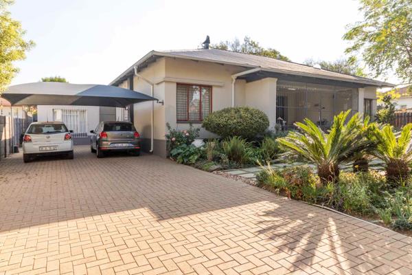 This lovely garden cottage is situated in a quite street, close to Northmead Square and easy access to the highway.  

It consists of 1 ...