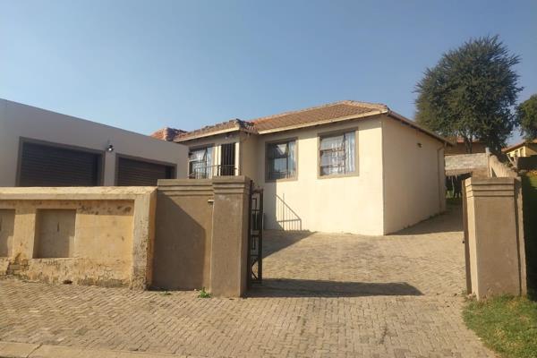 This home offers 4 bedrooms, 3 bathrooms, a kitchen and a tiled living area. 

2 Garages and 3 parking.