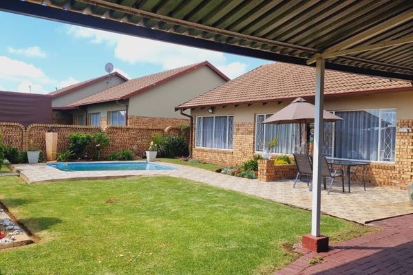 Immaculate full title house consisting of 3 bedrooms 2 full bathrooms 
2 living areas. Modern kitchen, a braai area with jacuzzi all ...