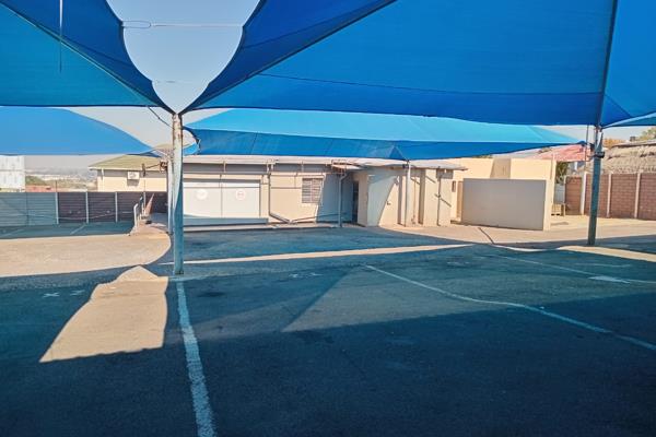 This awesome 991sqm well situated commercial property available in Alberton North offers shade nets which can be used for vehicle ...