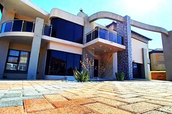 Welcome to a luxurious 5-bedroom double-storey house located in the prestigious Eagle&#39;s Crest estate. This ultra-modern home sits ...