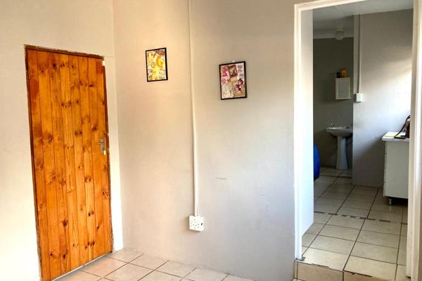 1 bedroom garden cottage to let in illiondale - safe and affordable!!!

Located in a safe and friendly neighbourhood with easy ...