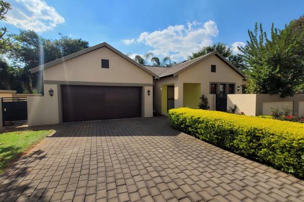 Beautiful residence to let in the very sought after Estate.
This residence offers:
3 x bedroom
1 x study
2 x bathrooms
Beautiful tiles ...