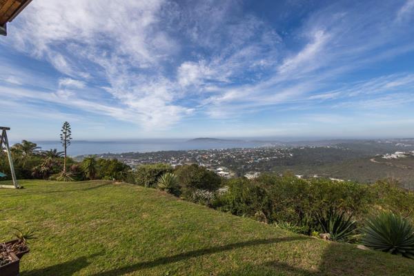 Perched on the edge of the cliff overlooking Piesang Valley, this lovely well-built family home is waiting for a new buyer. 
Entering  ...