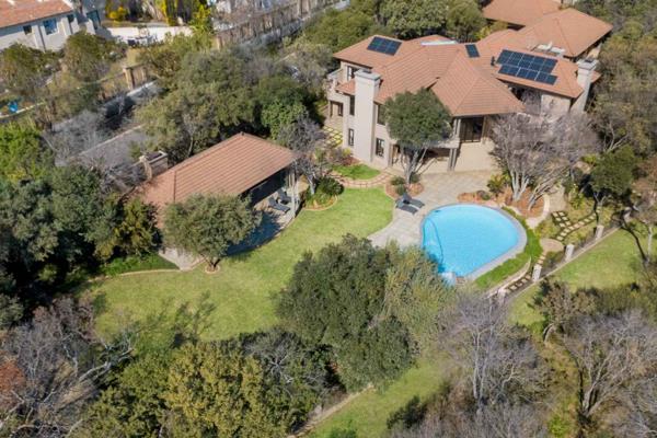 Magnificent luxurious home perfectly positioned on a double stand with private river views. Enjoy nature on a daily basis in the ...