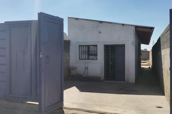 Features:

Bedroom: 1
Bathroom: 1
Kitchen: 1
Lounge: 1
This cozy 1-bedroom house in Jabavu is perfect for a small family or an ...