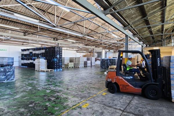 Warehouse to let on Textile Street in Paarl, this industrial property offers a prime ...