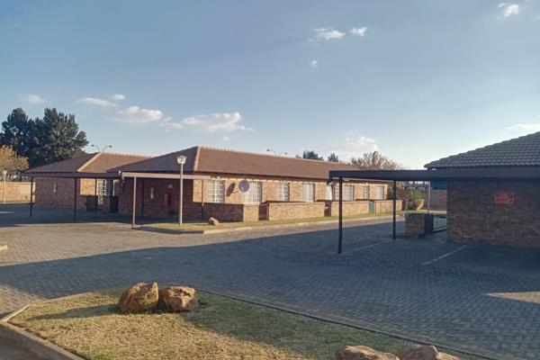 Located in a good area of Vaalpark. Quite and safe!!!
Townhouse consist of:
2 Bedrooms with build in Cupboards.
Fully ...