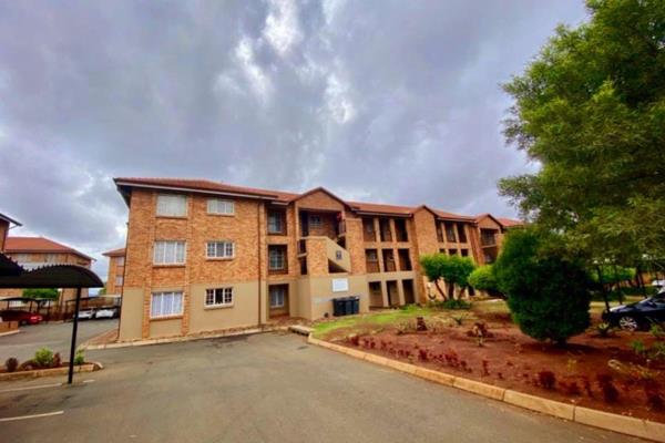 A 2 Bedroom Apartments in Heuweloord that has a bathroom and a shower. The Apartment has an open space of Kitchen flows in the Dining ...