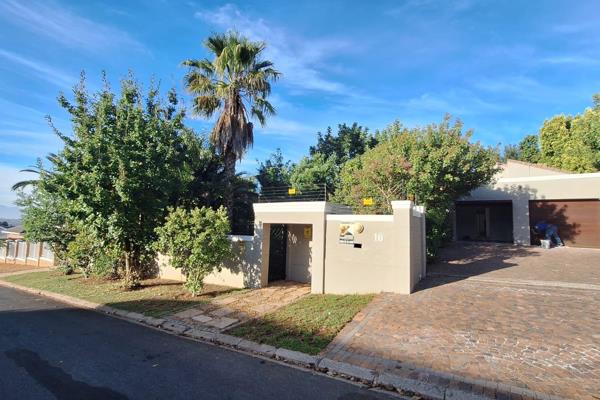 Very spacious family home with excellent security with pool and garden ideal for children and dogs 
4 bedrooms with 3 bathrooms
Large ...