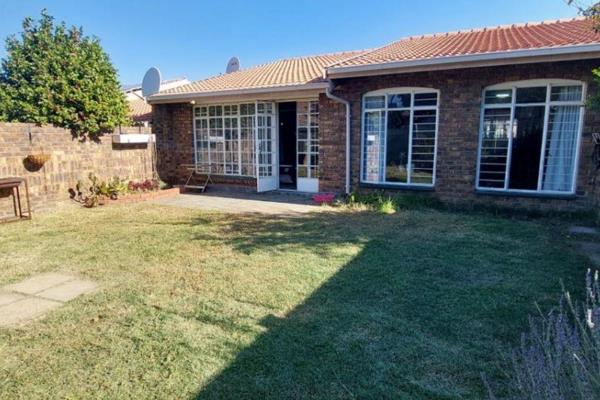A fantastic investment opportunity! 

This ideal lock up and go Simplex unit in Prime suburb of South Crest, Close to all major ...