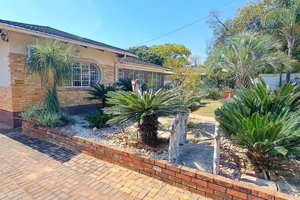 Spacious home in the heart of Rietondale! No loadshedding! 
3 Spacious bedrooms and 3 bathrooms. Beautiful living rooms and a porch ...