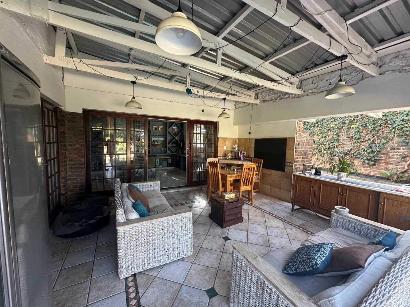 5 Bedroom House for sale in Moreleta Park Emperors Estate, 1x2