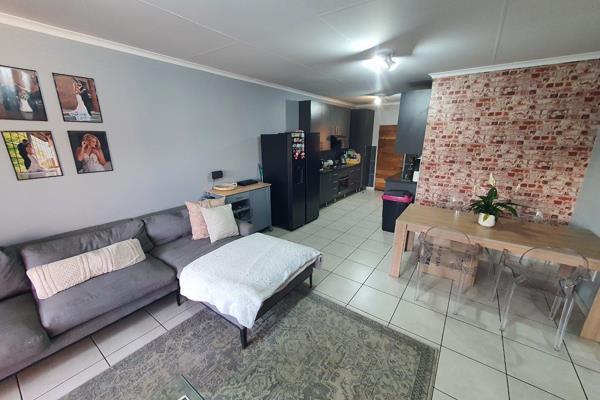 This is a very neat 95 sqm townhouse situated in Ravenswood Boksburg.

The townhouse consists out of 3 spacious tiled out bedrooms ...