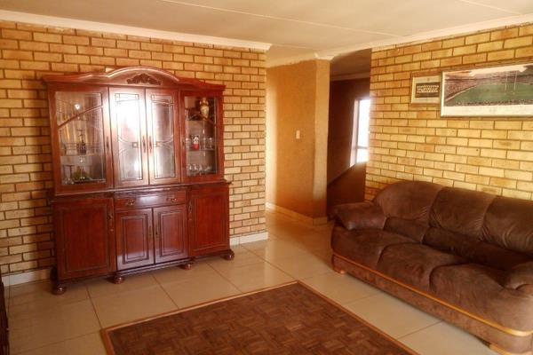 5 bedrooms (1 ensuite)
Fitted kitchen
Lounge
Dining
Spacious office
Fireplace
2 additional bathrooms


