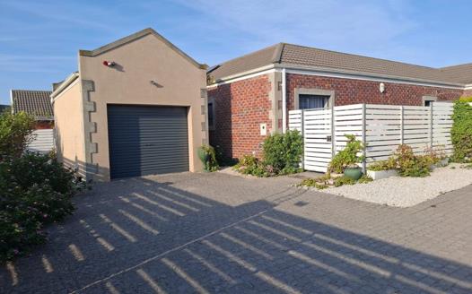 2 Bedroom House for sale in Pinelands