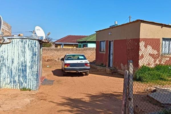 Features:
Bedroom: 1
Open Plan Lounge/Kitchen: 1
Toilet: 1

Land Size: 310 square meters

This charming 1-bedroom house in Tshepisong ...