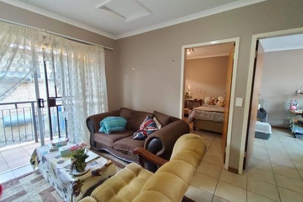 This 2 bedroom flat, with 1 parking is less than 80 m from the North West University&#39;s entrance gate. 
The unit includes 2 ...