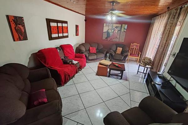 4 Bedroom with build in cupboards 
2 Bathroom and a guest toilet
Lounge area
Kitchen with breakfast nook and gas stove
Double ...