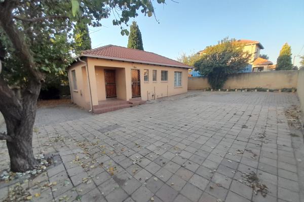 Available from 1 November!
Three Bedrooms
One Bathroom
Toilet
Lounge
Kitchen
Big ...