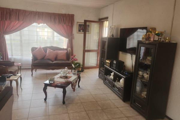 3 bed + 2 bath ground floor NO STAIRS   , Sandhurst Gate  unit ,  
Very secured ...