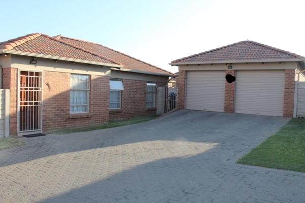 A 3 bedroom House for sale in Thatch Hill
Benefits: 24/7 security
3 bedrooms
2 ...