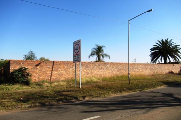 Location, location, location!!!

Stand for sale - 2552m&#178; selling for R1 470 000.00

Zoning residential 1.

Ideal for ...