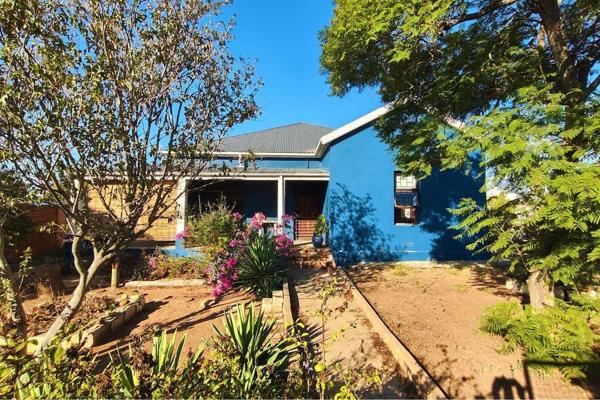 Welcome to the epitome of artistic charm and modern comfort home, located in the heart of Moorreesburg, Western Cape. This newly ...