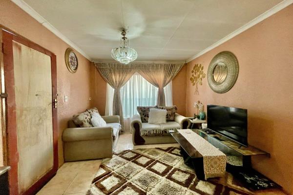 Sole and Exclusive Mandate
Welcome to your dream home in the heart of Kwa Thema! This charming 2-bedroom house offers a unique blend ...