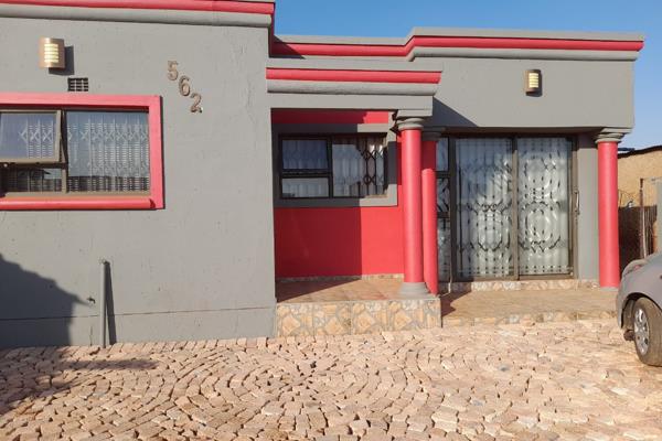 This beautiful modern home in Slovo Park offers you a kitchen with fitted cupboards, an island and a stove and oven. There&#39;s a ...