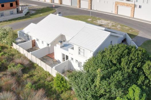 6 Bedroom House for sale in Struisbaai